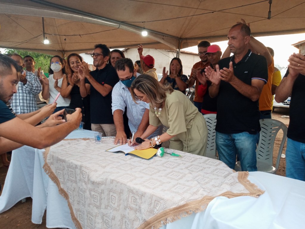 No primeiro dia do ano de 2022 Prefeita Josilda Macena assina ordem de serviço para pavimentação do conj. Emília Borges