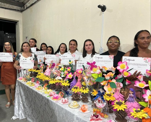 Prefeitura realizou a entrega dos certificados do curso de  flores artificiais
